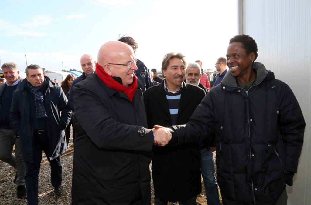 Presidente Oliverio in visita tendopoli di San Ferdinando
