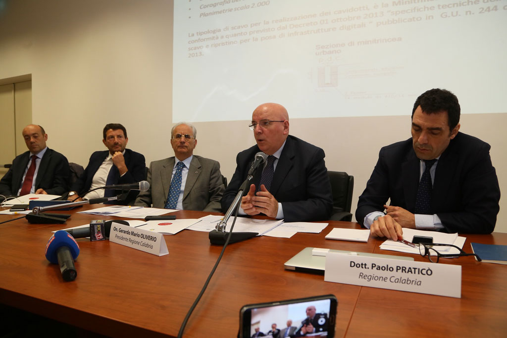 Regione, Oliverio presenta convenzione per Banda ultralarga 