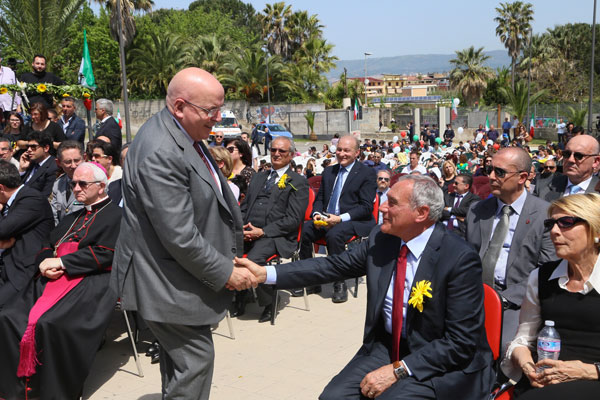 Manifestazione "Gerbera Gialla" a Rosarno, in piazza anche Grasso