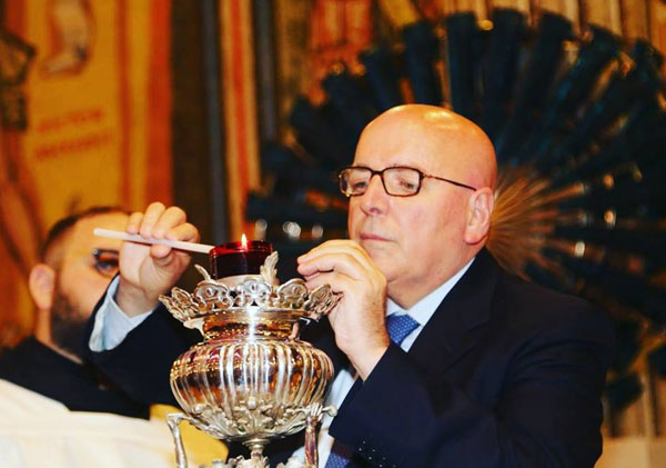 Oliverio accende lampada votiva a San Francesco di Paola: “Per i calabresi da sempre compagno cammino”