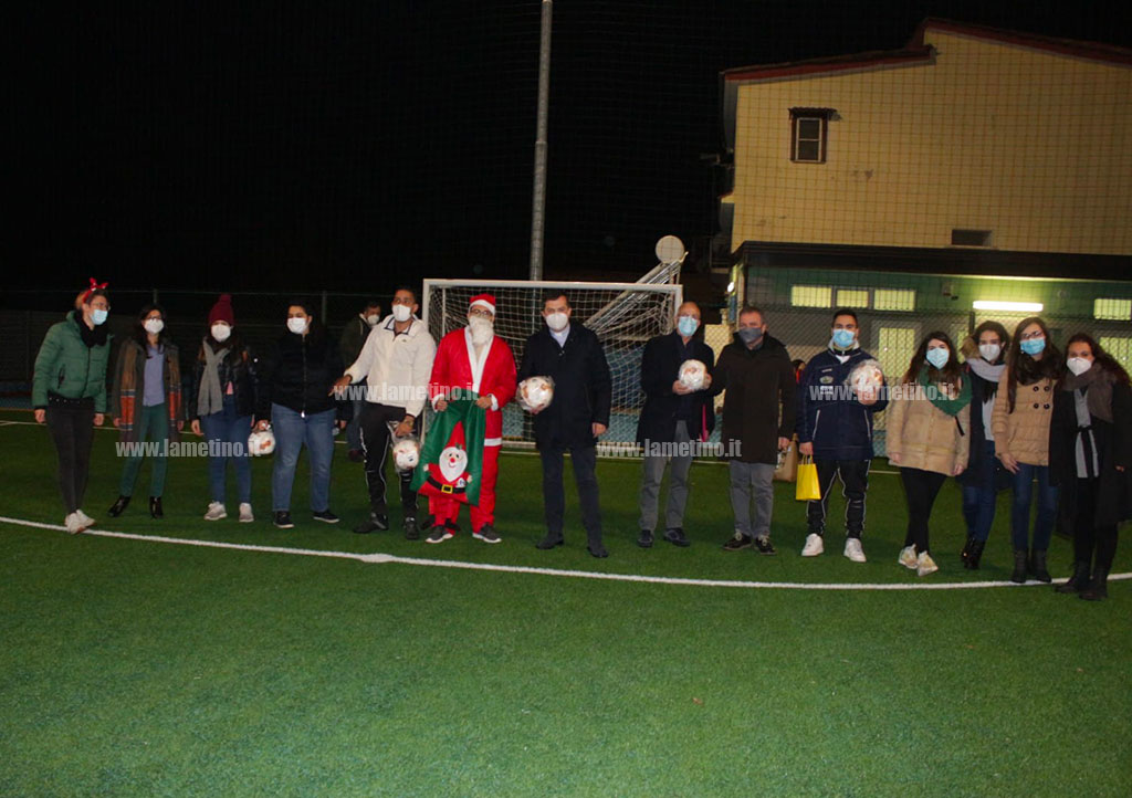 Lamezia, il progetto "Oltre i confini" della Caritas al Centro Sportivo Diocesano: doni e giochi per i bimbi bisognosi
