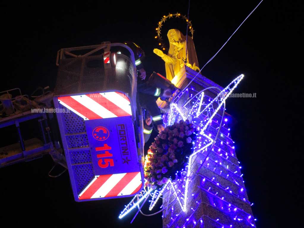 Lamezia, il tradizionale omaggio floreale alla Madonna in piazza Ardito nel giorno dell'Immacolata