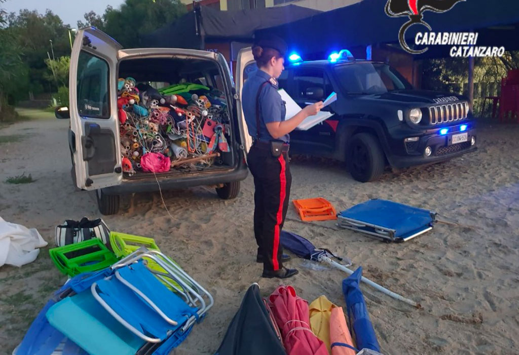 Controlli sulla spiaggia: sequestrati oltre cento ombrelloni e venti sedie sdraio a Roccelletta di Borgia