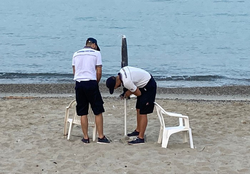 Spiagge occupate abusivamente da ombrelloni e sdraio, eseguito sgombero a Villa San Giovanni