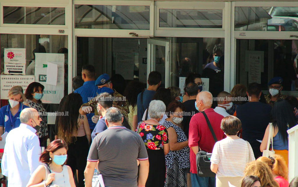 Covid, al via gli open vax days anche a Lamezia: in tanti in ospedale per la dose senza prenotazione