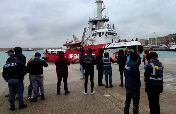 Migranti, fermo amministrativo per la Open Arms arrivata a Crotone