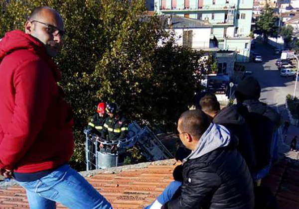 Operai licenziati protestano su tetto scuola nel cosentino 