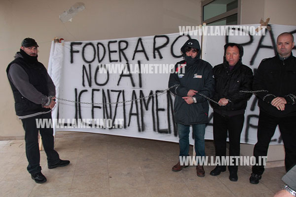 Lamezia: I dipendenti di Foderaro si incatenano davanti al Tribunale, la replica sindacale sugli 8 licenziamenti