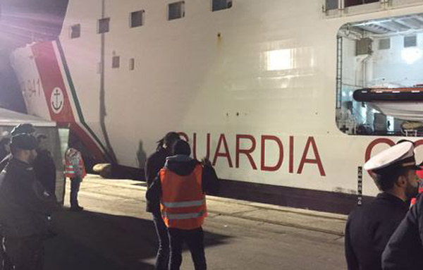 Nave "Diciotti" con 612 migranti a Vibo, concluse operazioni di sbarco
