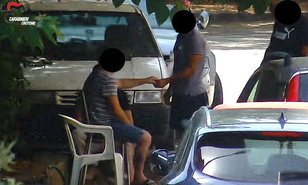 Operazione ‘Libertà’, spaccio di cocaina, eroina e marijuana vicino scuola e Caserma a Isola di Capo Rizzuto: 5 arresti