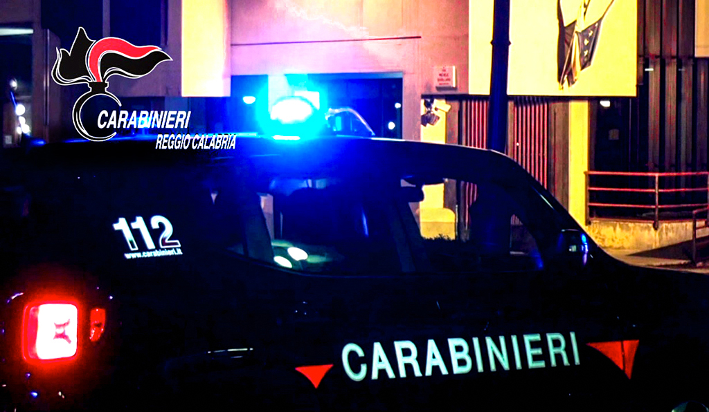 Perseguitavano una donna per ragioni sentimentali, allontanati madre e figlio nel Reggino
