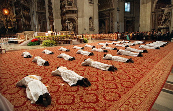 Papa ordina 9 nuovi sacerdoti della diocesi Roma, tra loro un 32enne calabrese