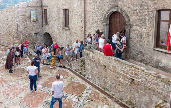 Successo ad Oriolo per passeggiata nel borgo antico