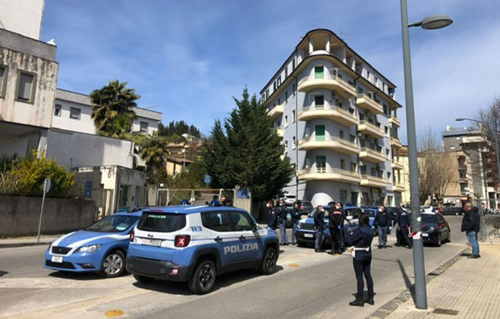 Non possono vedere salma parente e 'occupano' cortile ospedale a Cosenza