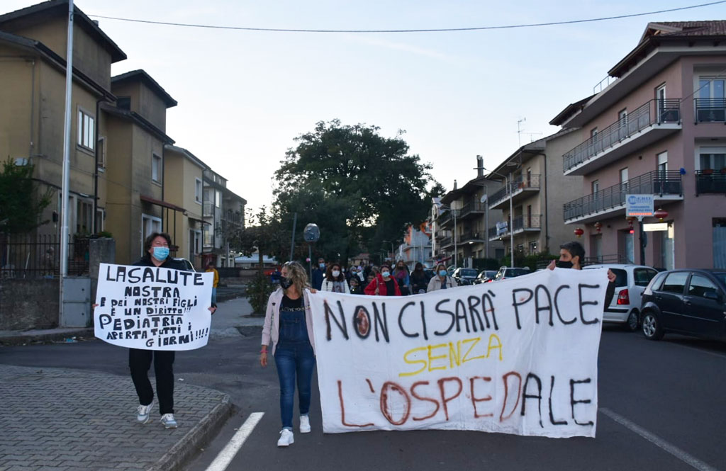 "La marcia della mamme": in 250 alla manifestazione pro ospedale a Soveria