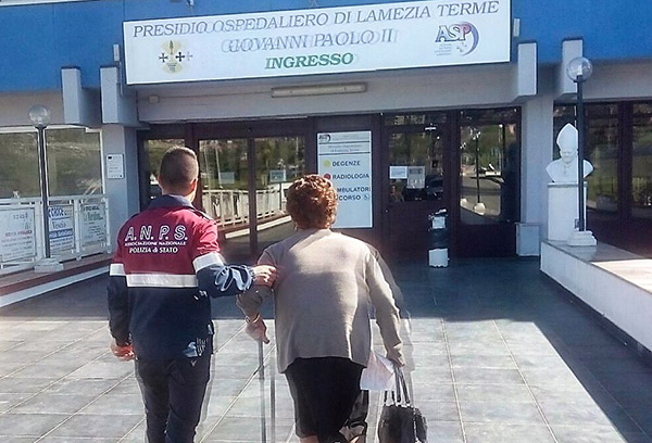 Lamezia: tenta di scippare donna vicino ospedale, fermato