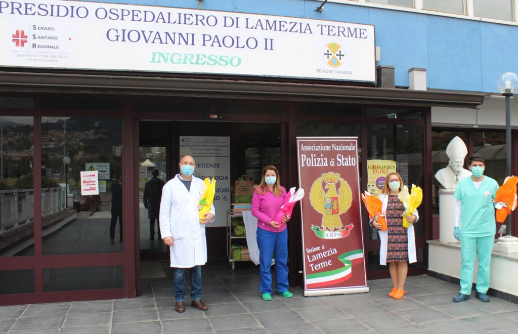 Lamezia, uova di Pasqua e gadget ai piccoli pazienti dell'ospedale per l'iniziativa il "Poliziotto Pediatra"