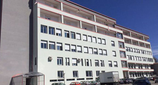 Obitorio ospedale Serra San Bruno troppo piccolo: bare con salme in corridoio, protesta dei parenti