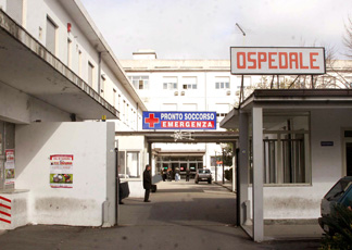 Punto da ape va in shock anafilattico, carabinieri gli salvano la vita scortandolo in ospedale a Vibo
