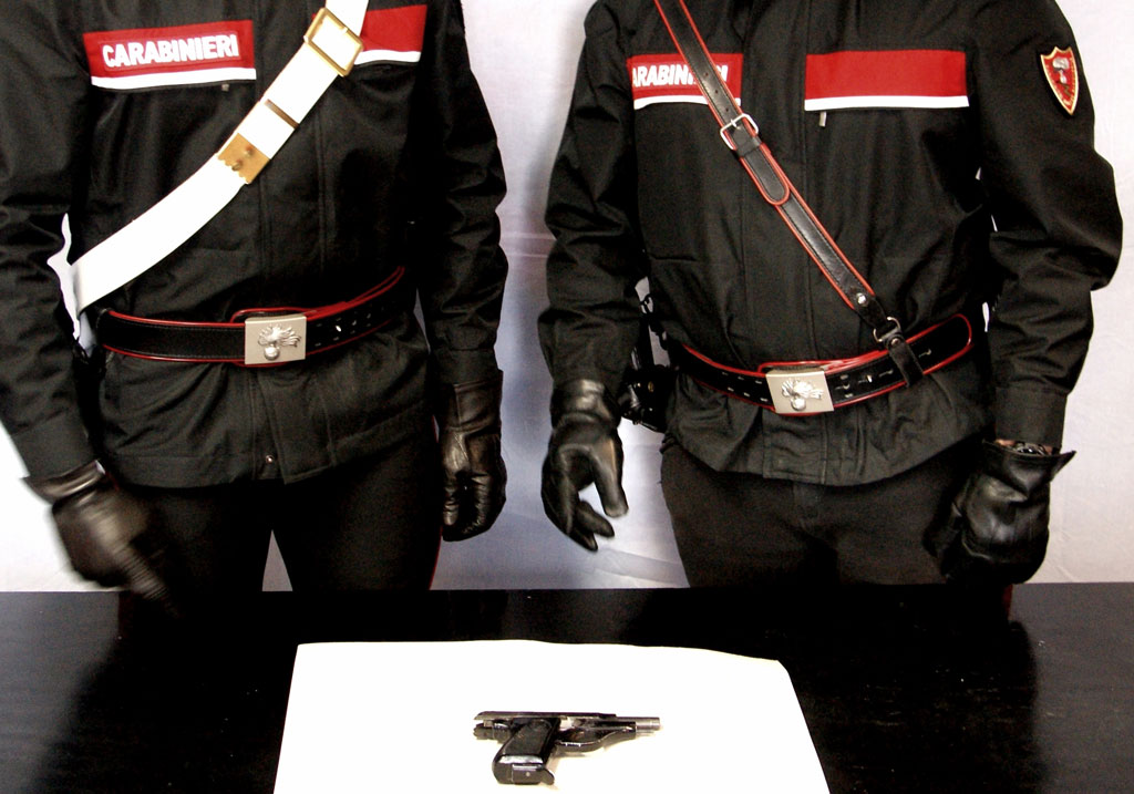 Colpi di pistola contro vicini, in manette 68enne a Reggio