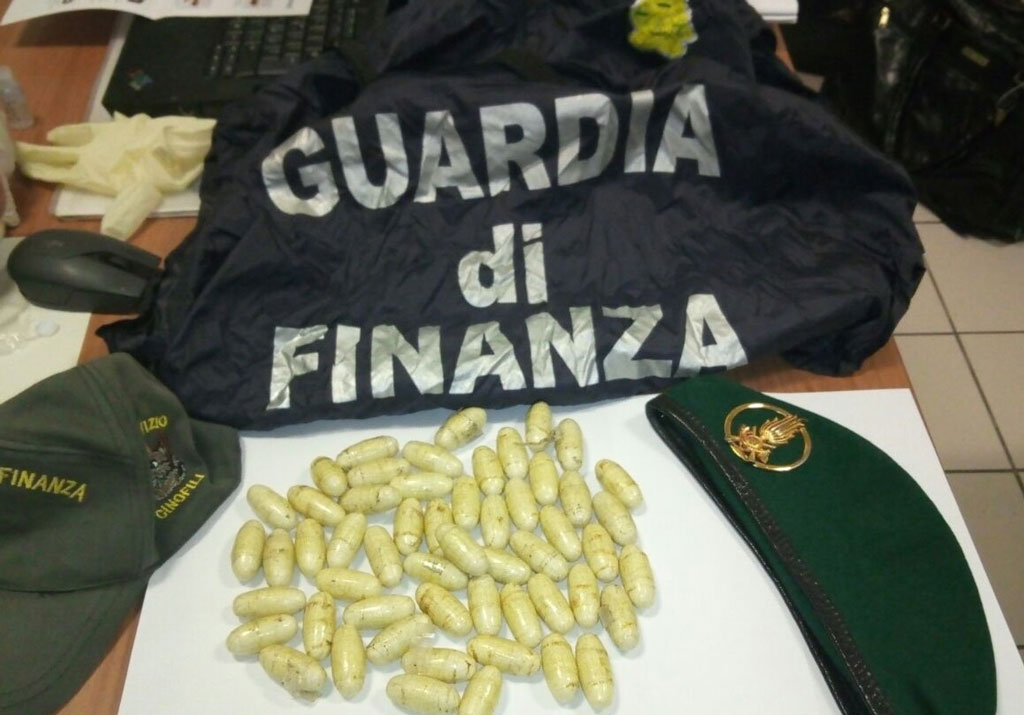In viaggio su bus con 55 ovuli di eroina, fermato a Trebisacce