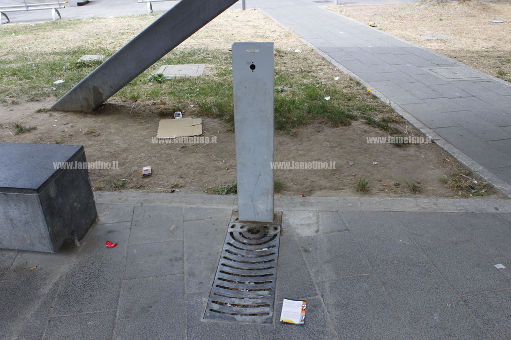 Lamezia, mattonelle divelte e incuria in piazza Mazzini