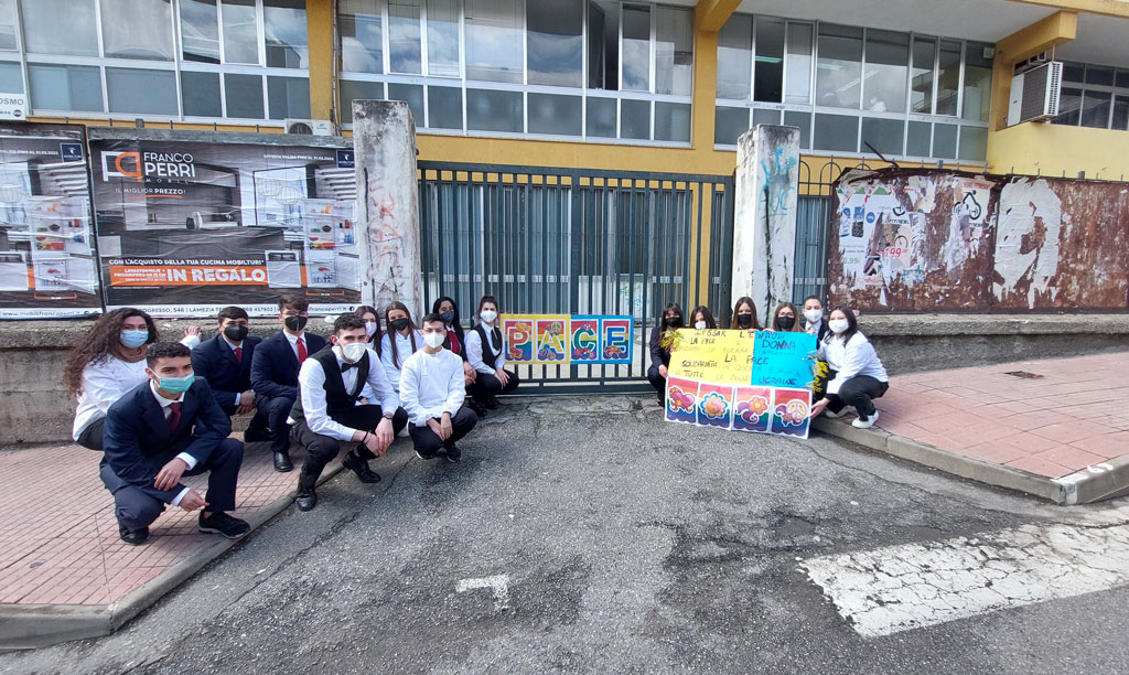 Lamezia, flash mob degli alunni dell’istituto “L. Einaudi” per manifestare solidarietà e vicinanza alle donne Ucraine