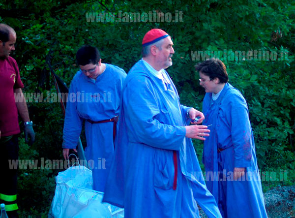 padre-bernardo-con-suore-uscite-illese