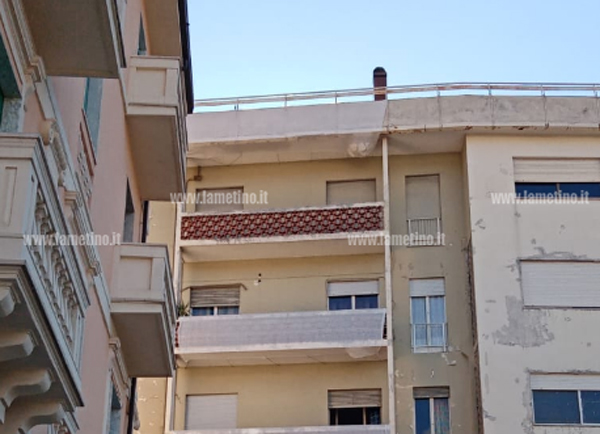 palazzo-cornicioni-via-carducci.jpg