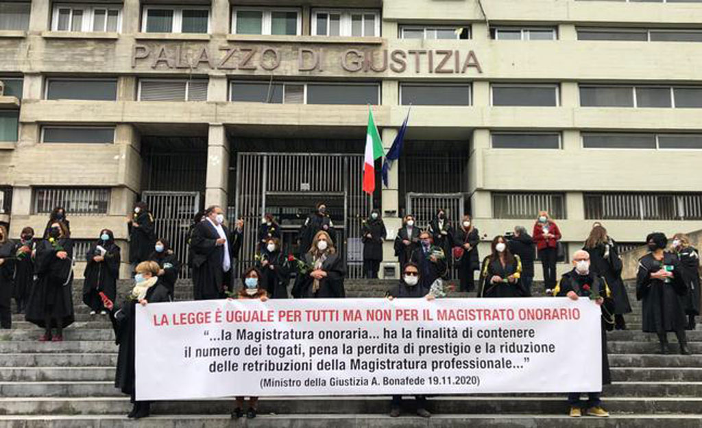 Giustizia, sit-in magistrati onorari a Cosenza e Catanzaro