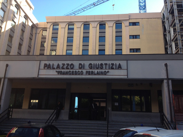 Calabria: pensionato ucciso a coltellate, condannata badante a 10 anni 