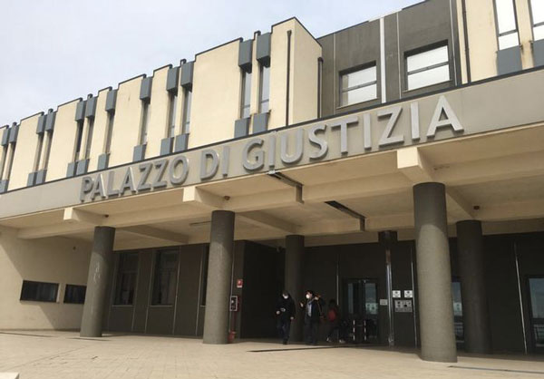 Falsifica firme zio per riscuotere polizze assicurative, sequestrati 800mila euro nel Cosentino