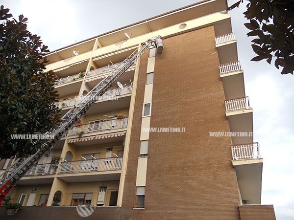 Lamezia: Intervento Vigili del Fuoco e Polizia Municipale su palazzo in via Timavo