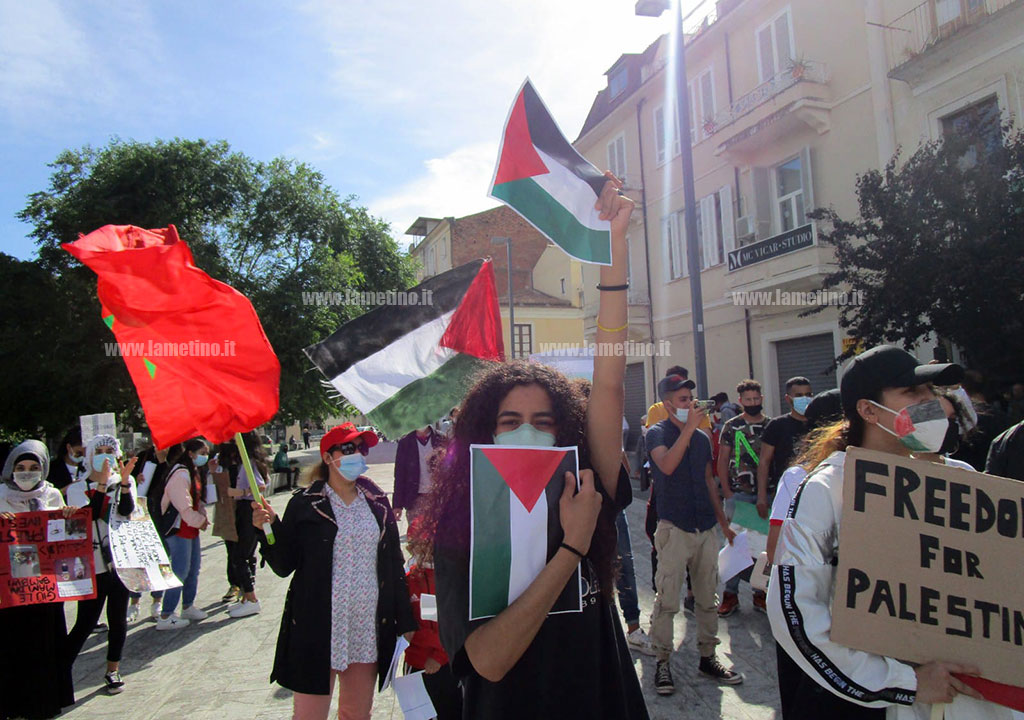 Lamezia, in piazza Mazzini manifestazione pro-Palestina:  "Basta violenza" - VIDEO