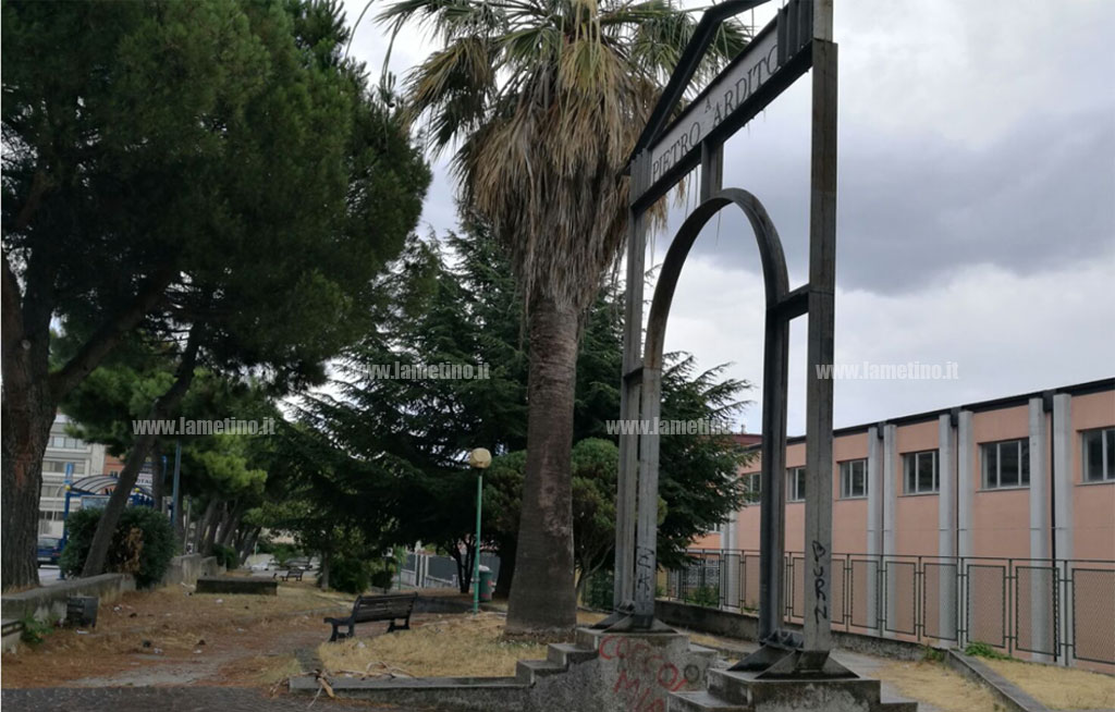 Lamezia, foglie di palma pericolanti e incuria ai giardini “Graziella Riga”