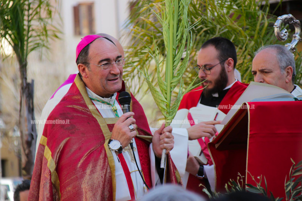Quando Si Bruciano Le Palme Benedette Lamezia, benedizione del vescovo Parisi per la domenica delle Palme: si