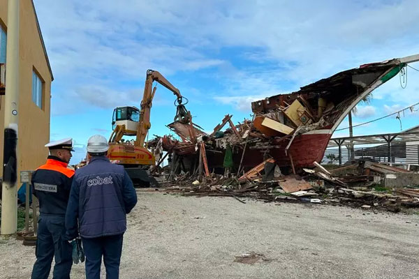 Demolito dopo 13 anni caicco abbandonato su demanio a Palmi 