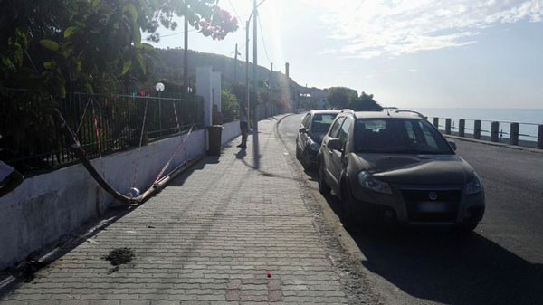 Palo della luce cade e colpisce due auto a Bova Marina, nessun ferito