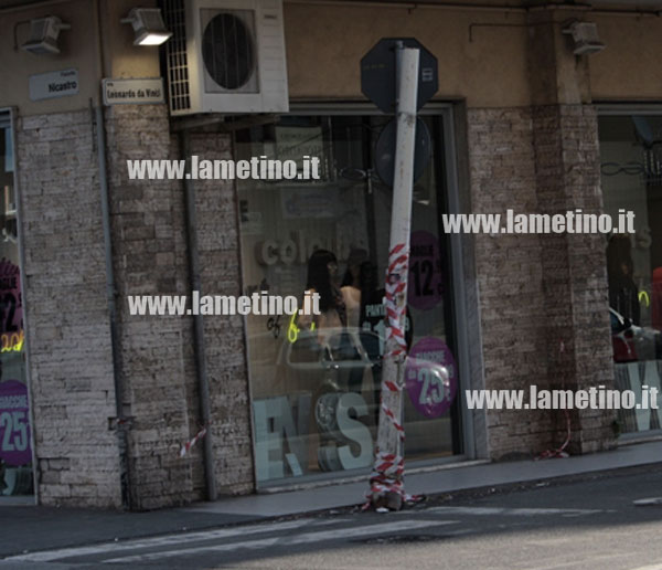 Lamezia: Incidente provoca scalzamento palo e segnaletica ma non vengono rimossi