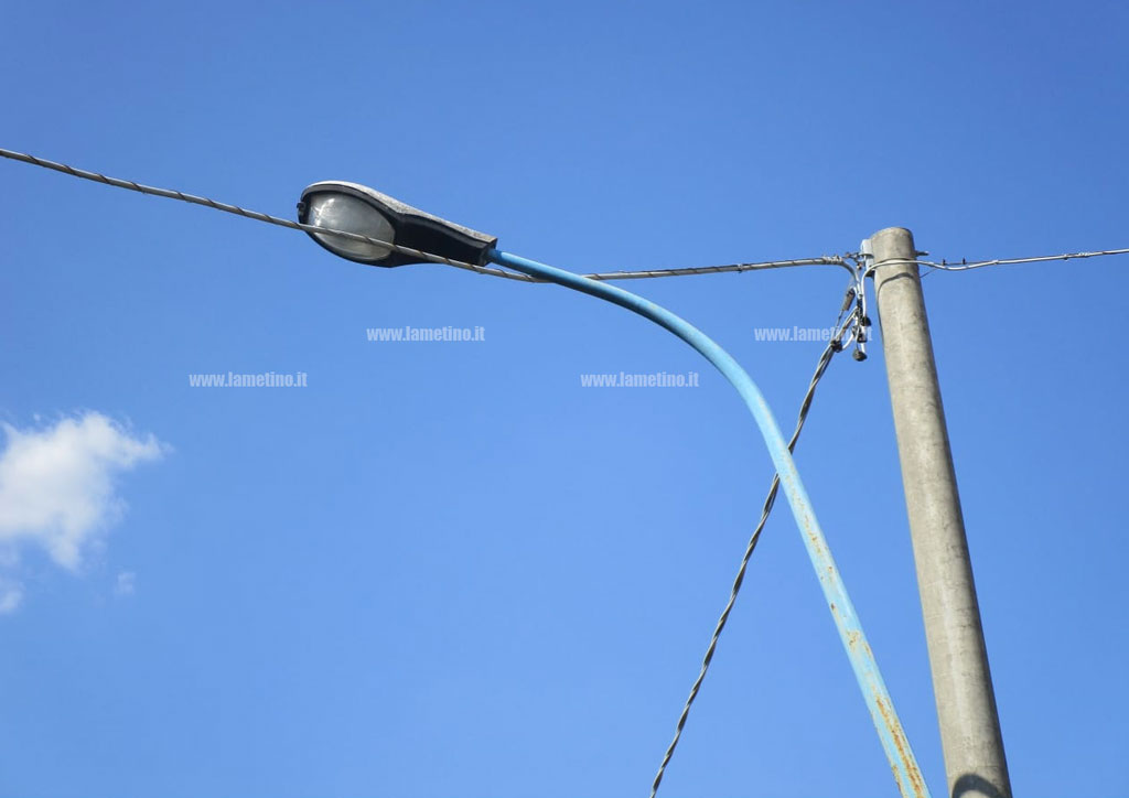 Lamezia, palo dell'illuminazione pericolante in via dei Bruti