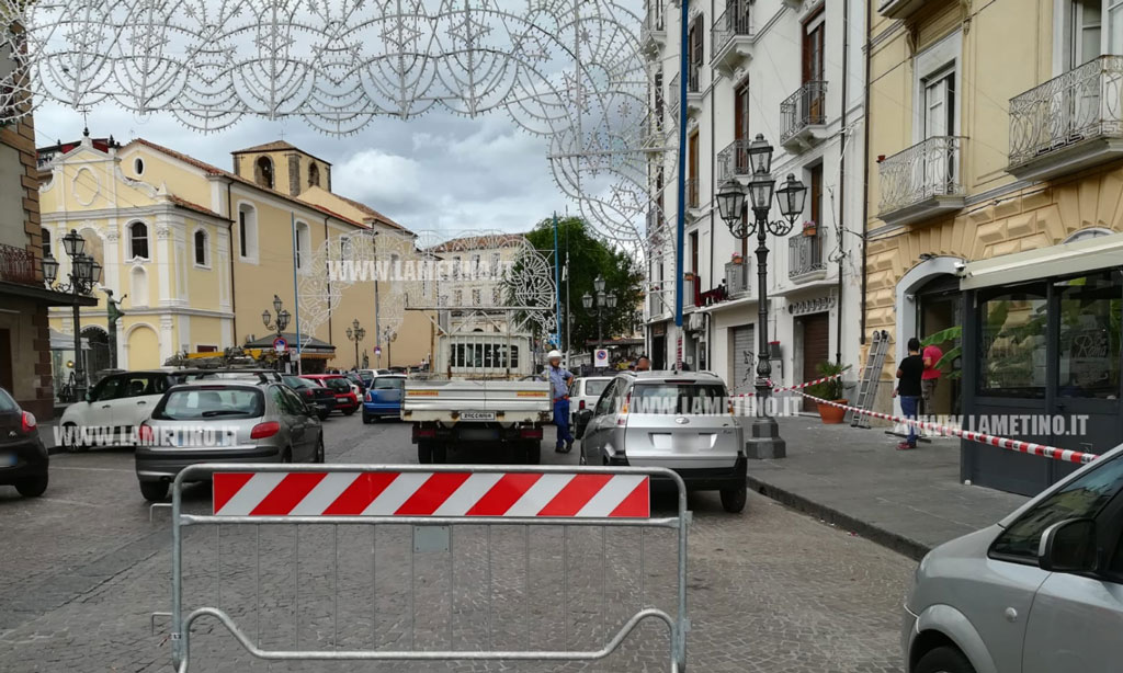palo-luminaria-caduto-lamezia-giugno.jpg