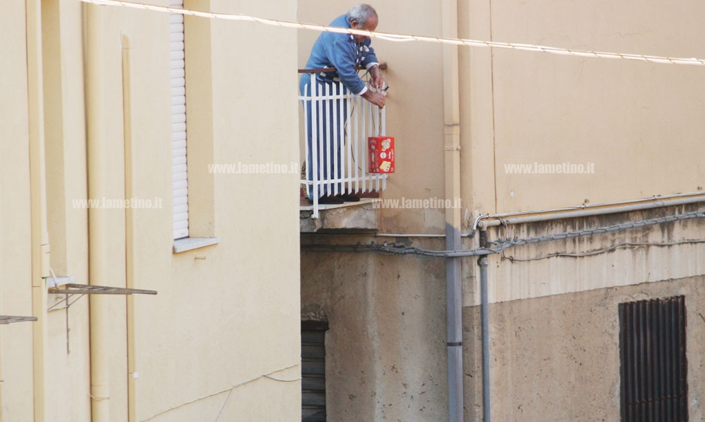 Lamezia, la tradizione del Panaro per necessità ritorna di moda ai balconi dei lametini
