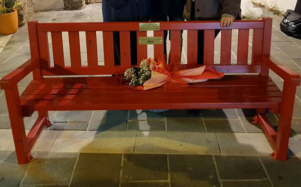 Danneggiata a Cosenza panchina rossa simbolo contro il femminicidio