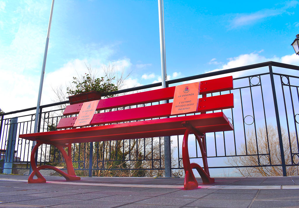 Inaugurata panchina rossa a Jacurso in occasione dell’8 marzo 