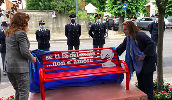 Violenza sulle donne, inaugurata panchina rossa davanti la Questura di Cosenza