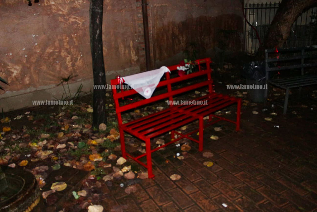 Lamezia, inaugurata panchina rossa contro violenza di genere nel cortile della ‘Pietà’