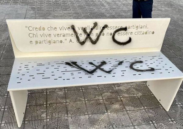 Vandalizzata panchina con frase Gramsci a Reggio Calabria