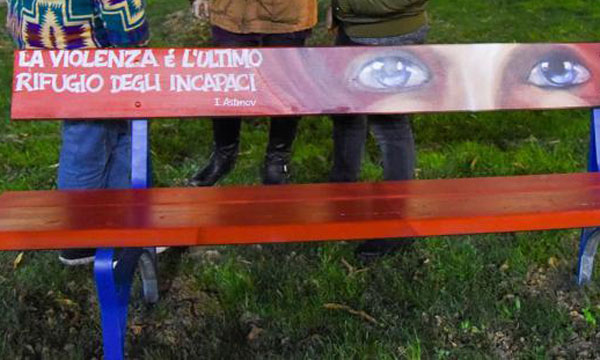 Lamezia, panchine rosse nei luoghi pubblici contro la violenza: l’iniziativa proposta dal Cdu