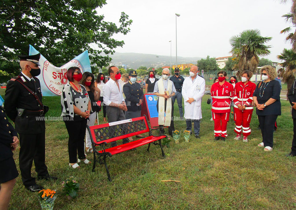 Lamezia, stop alla violenza sulle donne: inaugurata panchina rossa all'ospedale