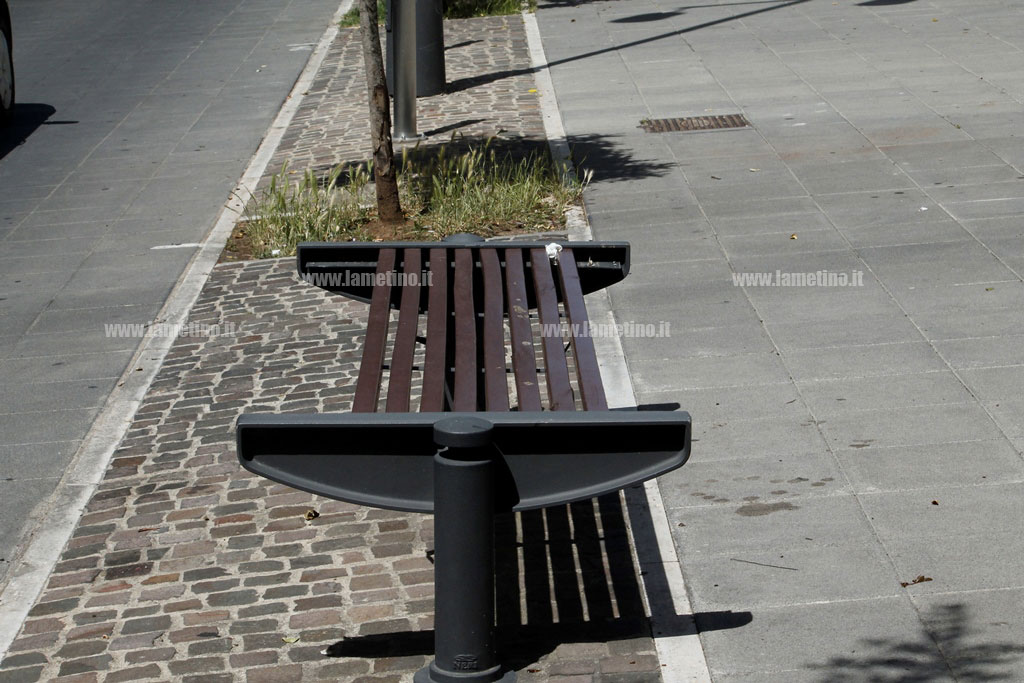 Lamezia: panchine divelte da vandali in piazza Botticelli